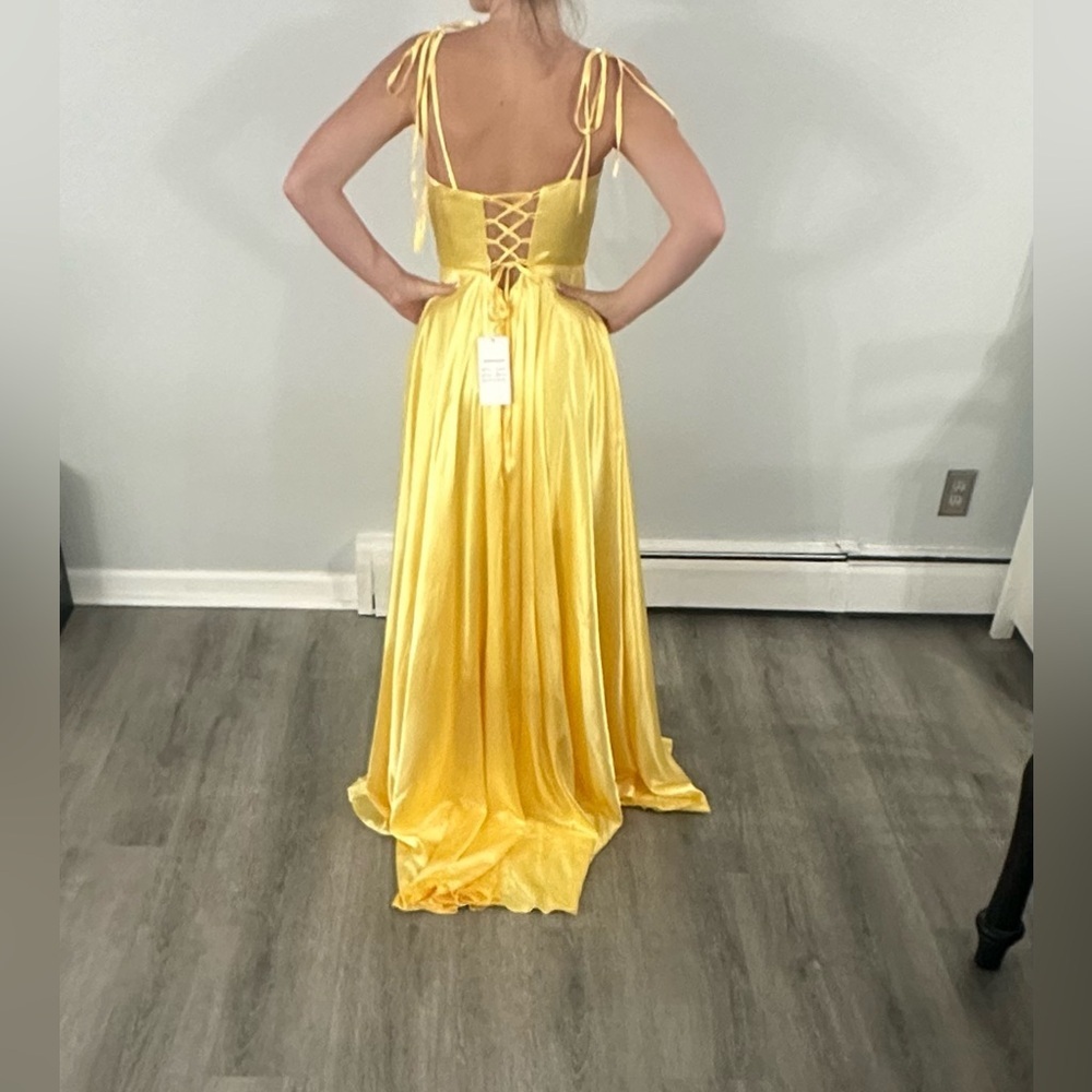 🔥Sat Sale🔥 Yellow Satin Gown NWT Size 4 - Picture 2 of 5